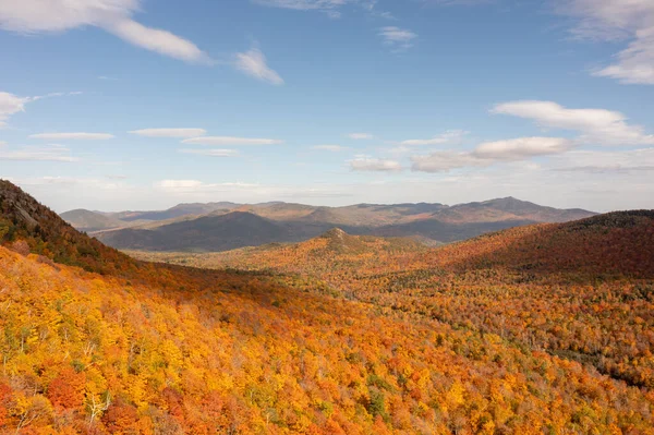 Folhagem Outono Pico Keene Nova York Por Cascade Lake — Fotografia de Stock