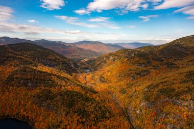 New York 'un kuzeyindeki Keene, New York' ta düşen yaprakların hava manzarası.