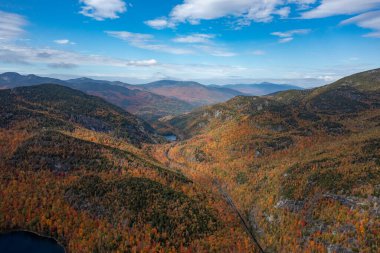 New York 'un kuzeyindeki Keene, New York' ta düşen yaprakların hava manzarası.