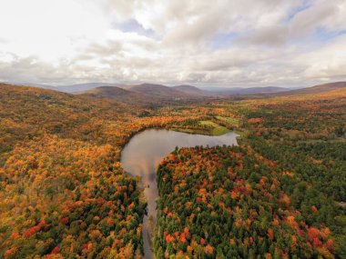 New York 'un kuzeyindeki Colgate Gölü, güz yaprakları mevsiminde.