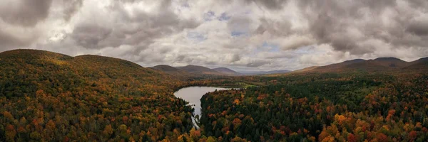 秋天落叶旺季时纽约州北部的混合湖 — 图库照片