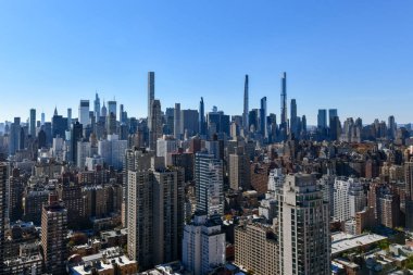 Milyarder Row, çoğunlukla Batı 57. Cadde 'de Midtown East' ten görülen süper zengin konutları koleksiyonu..