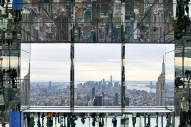 New York City - 24 Ekim 2021 One Vanderbilt 'in yansımalarında görüldüğü gibi New York silueti.