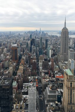 New York şehrinin Manhattan şehir merkezinden gökyüzü manzarası.