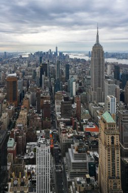 New York şehrinin Manhattan şehir merkezinden gökyüzü manzarası.