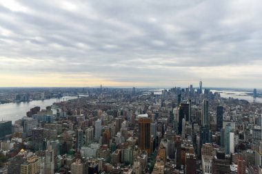 New York şehrinin Manhattan şehir merkezinden gökyüzü manzarası.