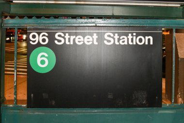 Manhattan, New York 'taki 96. Cadde Metro İstasyonu' na giriş..