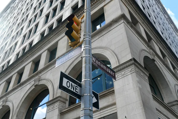 Знаки Пересечения Улиц Феллайет Стрит Ванамейкер Плейс Нью Йоркском Районе — стоковое фото