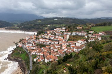İspanya 'nın Asturias kentindeki güzel Lastres köyünün hava manzarası