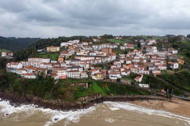 İspanya 'nın Asturias kentindeki güzel Lastres köyünün hava manzarası