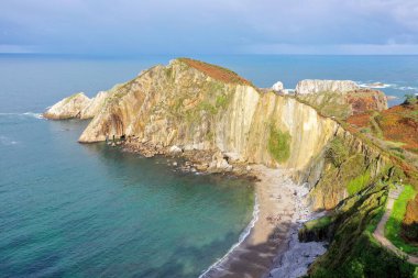 Sessiz plaj, İspanya 'nın Asturias kentindeki doğal bir kaya amfitiyatrosu tarafından desteklenen gümüş kumlu koy..