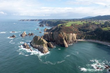 Sessiz plaj, İspanya 'nın Asturias kentindeki doğal bir kaya amfitiyatrosu tarafından desteklenen gümüş kumlu koy..