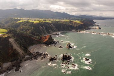 Sessiz plaj, İspanya 'nın Asturias kentindeki doğal bir kaya amfitiyatrosu tarafından desteklenen gümüş kumlu koy..