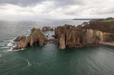 Sessiz plaj, İspanya 'nın Asturias kentindeki doğal bir kaya amfitiyatrosu tarafından desteklenen gümüş kumlu koy..