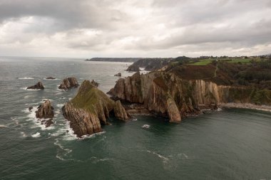 Sessiz plaj, İspanya 'nın Asturias kentindeki doğal bir kaya amfitiyatrosu tarafından desteklenen gümüş kumlu koy..