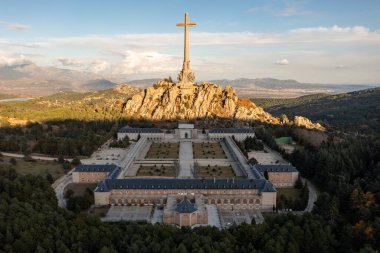 Düşenler Vadisi - İspanya İç Savaşı kurbanlarına adanmış ve Madrid yakınlarındaki Sierra de Guadarrama 'da bulunan bir anıt..