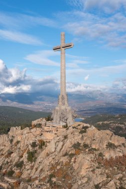 Düşenler Vadisi - İspanya İç Savaşı kurbanlarına adanmış ve Madrid yakınlarındaki Sierra de Guadarrama 'da bulunan bir anıt..