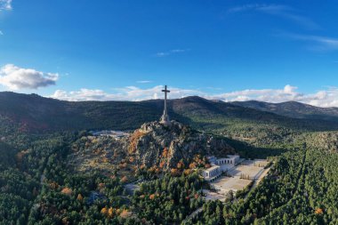 Düşenler Vadisi - İspanya İç Savaşı kurbanlarına adanmış ve Madrid yakınlarındaki Sierra de Guadarrama 'da bulunan bir anıt..