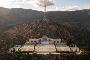 Düşenler Vadisi - İspanya İç Savaşı kurbanlarına adanmış ve Madrid yakınlarındaki Sierra de Guadarrama 'da bulunan bir anıt..