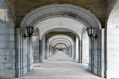 İspanya 'nın Madrid yakınlarındaki Sierra de Guadarrama' da bulunan Kutsal Haç Vadisi 'nden Benedictine Manastırı..