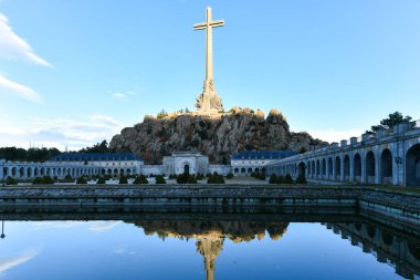 Düşenler Vadisi - İspanya İç Savaşı kurbanlarına adanmış ve Madrid yakınlarındaki Sierra de Guadarrama 'da bulunan bir anıt..
