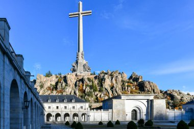 Düşenler Vadisi - İspanya İç Savaşı kurbanlarına adanmış ve Madrid yakınlarındaki Sierra de Guadarrama 'da bulunan bir anıt..