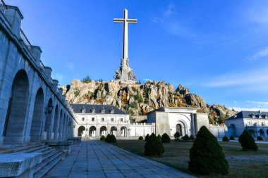 Düşenler Vadisi - İspanya İç Savaşı kurbanlarına adanmış ve Madrid yakınlarındaki Sierra de Guadarrama 'da bulunan bir anıt..