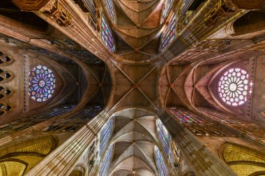 Leon, İspanya - 22 Kasım 2021: Leon, İspanya 'daki Leon Katedrali' nin Gotik İç Kesimi.