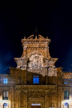 Leon sokaklarındaki Regla Hastanesi 'ne giriş. Leon İspanya 'nın kuzeybatısında bulunan Leon ilinin başkentidir..