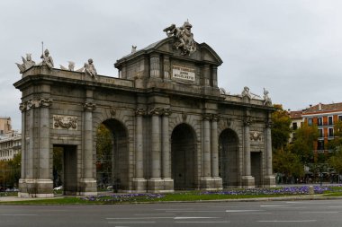 Puerta de Alcala, Madrid, İspanya 'daki Plaza de la Independencia' da bir Neo-klasik kapı. Yazıt Kral III. Charles.