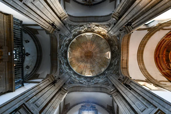 サンティアゴ コンポステーラ スペイン 2021年11月22日 サンティアゴ コンポステーラ大聖堂の内部 旧市街 旧市街はユネスコの世界遺産に登録されている — ストック写真