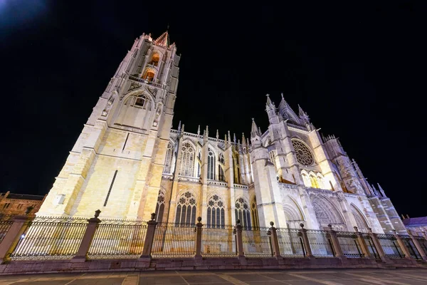 莱昂大教堂的主要哥特式立面在晚上 西班牙 — 图库照片