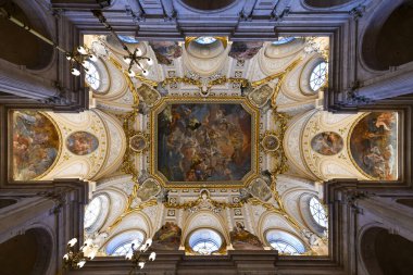 Madrid, İspanya - 19 Kasım 2021: Madrid Kraliyet Sarayı İç mimarisi İspanya 'da güzel dekorasyonlu.