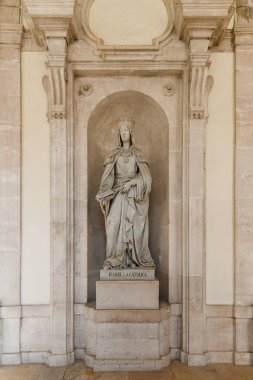 Madrid, İspanya - 19 Kasım 2021: Madrid Kraliyet Sarayı iç manzarası Katolik Isabel heykeli ile.