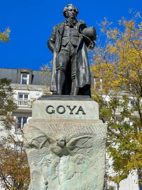 Madrid, İspanya ve Avrupa 'daki Prado Müzesi Sanat Galerisi' nin girişinin önünde ünlü ressam Goya 'nın heykeli (1746)..