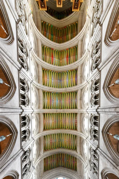 マドリード スペイン 2021年11月19日 サンタ マリア レアル アルムデナ大聖堂の美しい光 カラフルな装飾された天井 — ストック写真