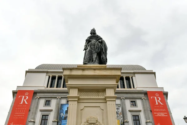 Madrid España Noviembre 2021 Monumento Reina Isabel España Frente Teatro — Foto de Stock