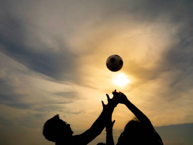 Sarı ışık ve güneş arkaplanlı topu yakalamak için top yarışı