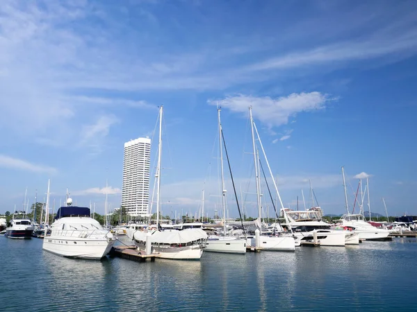 Tersaneye park etmiş tekneler yazın yüksek mevsime hazırlanıyor.