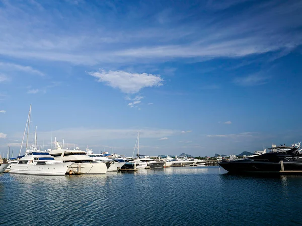 Tersaneye park etmiş tekneler yazın yüksek mevsime hazırlanıyor.  