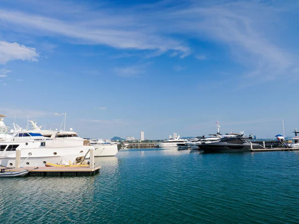 Tersaneye park etmiş tekneler yazın yüksek mevsime hazırlanıyor.  
