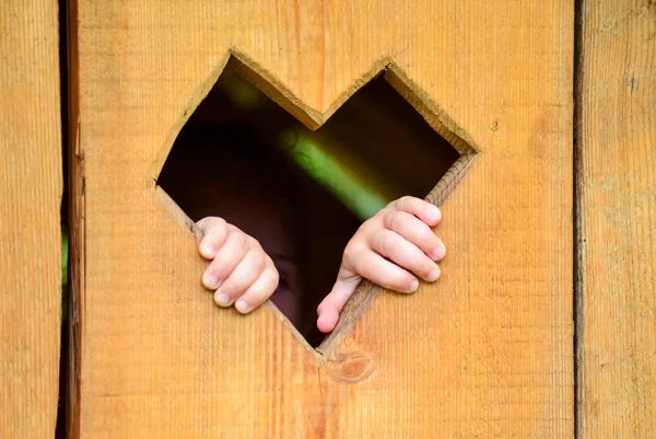 Amor hogar en madera con la mano — Foto de Stock