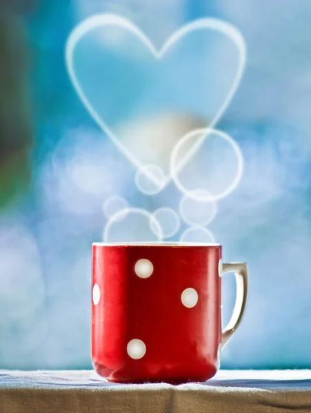 taza de café o té con corazón humo