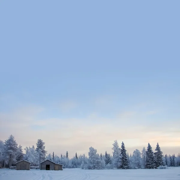 Vintern bakgrund med stuga och copyspace på himlen — Stockfoto