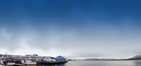 Boats in bay and houses, village on coast — Stock Photo, Image