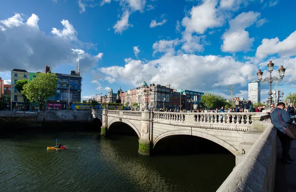İrlanda, o'connell street, dublin şehir merkezinde en ünlü köprü