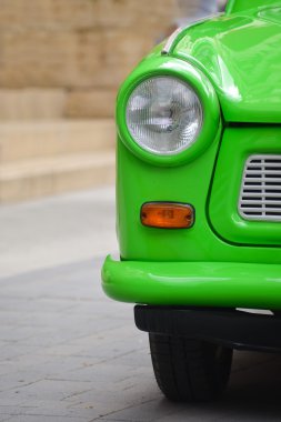 Doğu Alman plastik eski model araba baş ışığı. Yeşil trabant