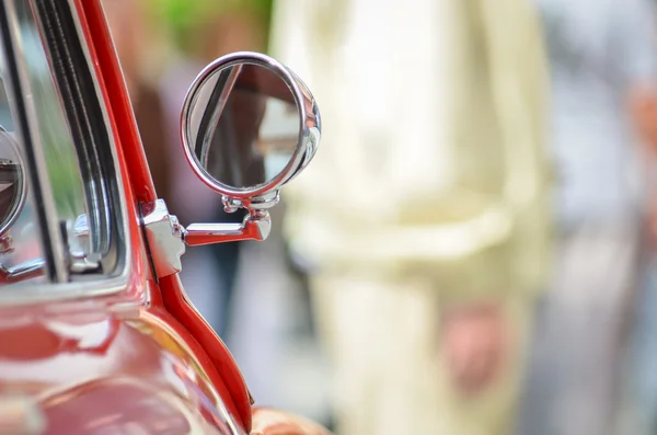 Great red oldtimer vintage car detail: mirror with blur copyspace — Stock Photo, Image