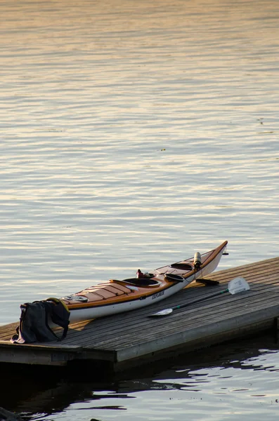 Canoë en quai coucher de soleil backround — Photo