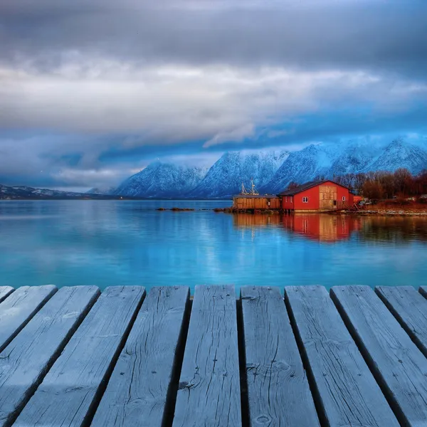 Rotes Haus am Meer mit Plattform-Dock — Stockfoto